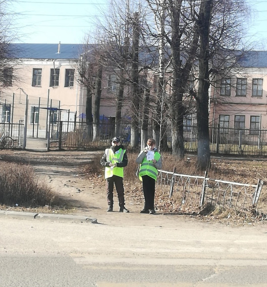 Отряд юных инспекторов движения провел дежурство на пешеходном переходе.