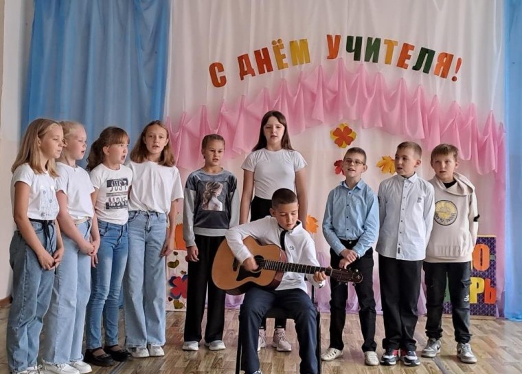 В школе прошел День учителя.