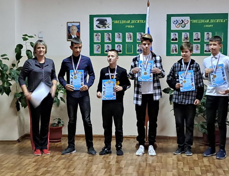 Награждение победителей и призеров игры по мини-футболу.