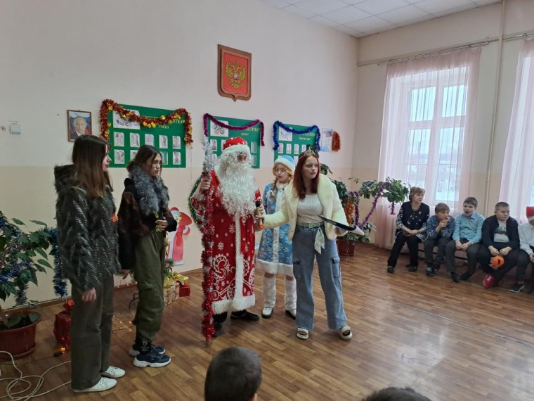 Новогодний праздник в школе.